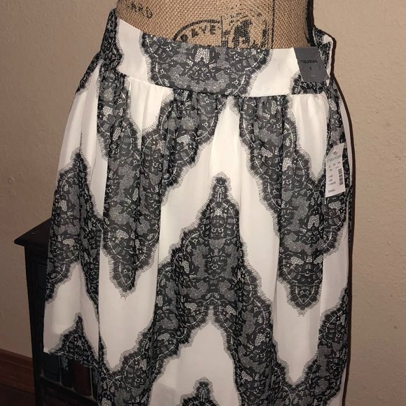 Maurices Chiffon Skirt White & Black Chevron NWT - Picture 2 of 8
